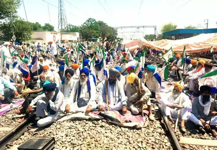  शंभू रेलवे स्टेशन पर डटे किसान: 63 ट्रेन रद्द, परेशान यात्री, अब 27 अप्रैल तक का दिया अल्टीमेटम